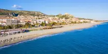Caro spiagge, Roccella Ionica è la meta più economica d'Italia: «13 euro per l'ombrellone, 20 per una cena di pesce»