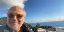 Jerry Calà, star senza età in Costa Smeralda: «Negli anni '70 c'erano le spiagge per nudisti, ora in giro solo suv enormi. Ma la "doppia libidine" è rimasta»