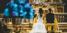 Trend sconvolgenti per i matrimoni 2025: endless wedding, nozze-sagra e la luna di miele con gli amici