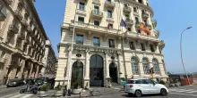 Napoli, turista rapinato all'Excelsior: bandito fermato dalla polizia