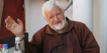 Padre Fedele Bisceglia morto, il "frate ultrà" del Cosenza aveva 87 anni. «Ha dedicato la sua vita agli ultimi»