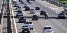 Traffico Ferragosto, i giorni e gli orari migliori per partire e per il rientro: la guida completa per evitare le lunghe code