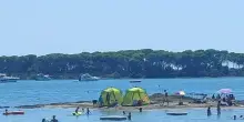 Ferragosto, allerta per i turisti "cafoni": dai campeggi improvvisati alle risse in spiaggia, le vacanze del caos