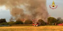 Grosseto, incendio vicino ai binari: evacuato hotel, stop ai treni Roma-Pisa