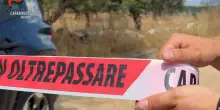 Anziano di 80 anni accoltella una barista e scappa, poi spara ai carabinieri e si suicida: orrore vicino Matera