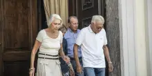 Chiara Poggi, a Garlasco la messa a 18 anni dalla morte. I genitori chiedono silenzio: «Vogliamo stare da soli»