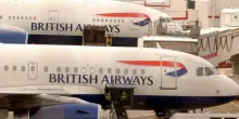 Pilota del volo Londra-New York lascia aperta la porta della cabina e viene sospeso. «Voleva farsi vedere dalla famiglia che era a bordo»