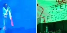 Ghali, show sul palco del Red Valley Festival: canta avvolto nella bandiera della Palestina. «Ma quale Gaza tua?»
