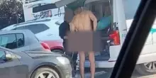 Turismo cafone a Cortina: uomo scende completamente nudo dal furgone in pieno centro