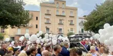 I funerali di Giovanni Marchionni a Bacoli: fiori bianchi per il giovane skipper morto in Sardegna