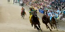 Palio di Siena oggi 16 agosto: orario, dove vederlo in tv, programma e le contrade in gara con i loro fantini