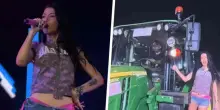 Anna Pepe arriva in trattore al concerto del Red Valley Festival: il video è virale