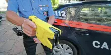Carabinieri usano il taser durante un'aggressione in strada: uomo morto per un malore