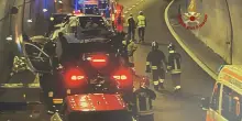 Incidente sull'A12, auto si ribalta e si schianta: quattro feriti, due sono gravissimi. Traffico in tilt e code lunghe più di 9 km