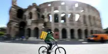 Truffa del finto rider, boom di segnalazioni: «Gira in bicicletta e si lancia contro le auto». Come riconoscerlo e le aree più colpite