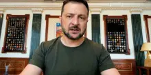 Zelensky, giacca e cravatta o abbigliamento militare? Il look del presidente ucraino da Trump diventa un caso diplomatico
