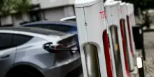 Auto elettriche ancora troppo care ma le batterie costano sempre meno. Ecco perchè non diminuiscono i prezzi