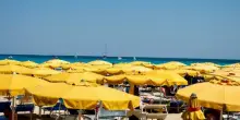 Colpito da 30 gavettoni mentre riposa sul lettino in spiaggia: anziano ricoverato per crisi cardiaca. È caccia ai responsabili