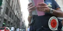 Napoli, guida con il cellulare: in un mese ritirate dodici patenti al giorno