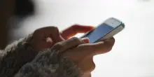 Foto rubate alle partner sui social, Meta rimuove il gruppo "Mia moglie": gli iscritti erano più di 32mila
