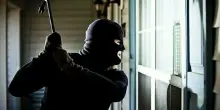 Furto del vicino (in vacanza) sventato, vede i ladri intrufolarsi in casa e sveglia il marito