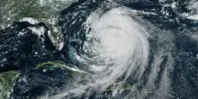 Uragano Erin: venti a 155 km/h minacciano la Carolina del Nord, allerta evacuazioni