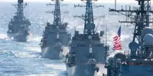Venezuela, gli Stati Uniti schierano tre navi da guerra. Maduro mobilita 4,5 milioni di miliziani nei Caraibi