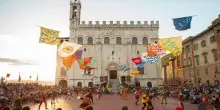 Serie A, gli sbandieratori di Gubbio danno il via alla nuova stagione: l'esibizione al Mapei Stadium prima di Sassuolo-Napoli