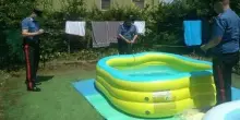 Raffaele Sallemi, bambino di due anni muore annegato nella piscina gonfiabile della casa vacanza: è sfuggito al controllo dei genitori