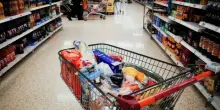 Mamma dimentica la spesa nel parcheggio del supermercato, sconosciuti le ricomprano tutto a Cardito