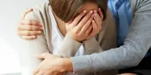 Ragazzina di 13 anni pedinata e molestata in strada: «Mi ha seguita fino a casa». È caccia all'uomo