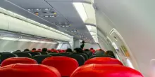 Paura in volo, passeggera ubriaca aggredisce l'equipaggio: aereo costretto a un atterraggio di emergenza in Germania