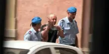 Nord Stream, arrestato resta in carcere. E lui fa il gesto del tridente ucraino davanti a fotografi