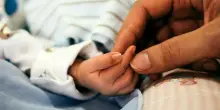 Schiacciato dalla mamma (esausta dal parto), neonato diventa disabile: ospedale condannato a un maxi risarcimento. «Non hanno vigilato»
