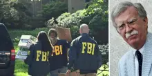 John Bolton, perché il caso scuote l'America: il blitz Fbi, l'ira di Trump: «È un delinquente, vedremo se antipatriottico»