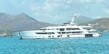 Gaeta, arriva il mega yacht dell'ambasciatore Usa Tilman Fertitta: scortato, è lungo 77 metri e vale oltre 150 milioni