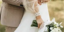 Salta il matrimonio, ma il conto resta: la suocera deve pagare l'abito da sposa