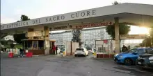 Bimbo caduto dall'auto, cosa non torna? Il giallo del seggiolino (che la polizia non ha trovato), l'amico di famiglia alla guida