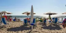 Castel Volturno, tragedia in spiaggia: Settantottenne accusa malore e muore annegato