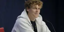 Jannik Sinner: «Sono umile, non mi piace dire "sono il numero uno". Da tennista ho tanti pensieri, mi rilasso coi Lego. Innamorato? Sì»