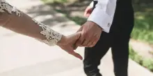 Sparano gas lacrimogeni al matrimonio, lo sposo muore a 33 anni. Feriti anche un bambino e il fotografo
