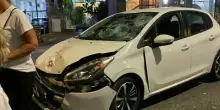 Incidente a Napoli, schianto tra auto e scooter al Vomero: feriti due diciottenni