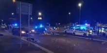 Perde il controllo della moto e cade sull'asfalto, centauro muore a 34 anni: «Il mezzo ha continuato la corsa fino alla fermata dell'autobus»