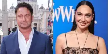 Gerard Butler e la raccolta fondi per l'esercito israeliano, Gal Gadot istruttrice dell'Idf: i motivi della protesta degli artisti Propal a Venezia