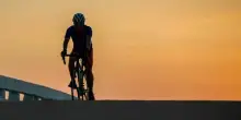 Travolto in bici e scaraventato in un campo, morto ciclista 30enne: il giovane alla guida dell'auto positivo al narcotest