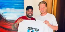 Napoli, regalo per Kevin De Bruyne: ecco la maglia dei Quartieri Spagnoli con Maradona