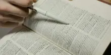 Il nuovo vocabolario segnala i termini offensivi: quali sono le parole da non dire secondo Treccani