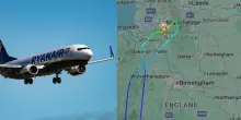 Ryanair, donna tenta di aprire portellone in volo: l'intervento dei passeggeri e l'atterraggio di emergenza a Manchester