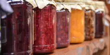 Allarme botulino, i Nas sequestrano 700 chili di conserve: «Passata di pomodoro lavorata dentro un paiolo arrugginito, nello stoccaggio guano, polvere e ragnatele»