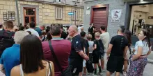Salernitana, l'abbraccio dei tifosi: in centinaia alla riapertura dello store granata